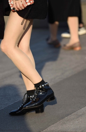 阳光很强烈-街拍丝袜很薄