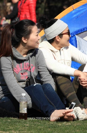 草地上一对闺蜜