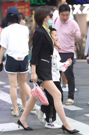 诱惑肉丝街拍高跟shaofu