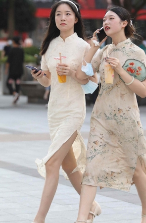 2个旗袍妹子