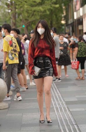 红衣黑色皮裙小姐姐