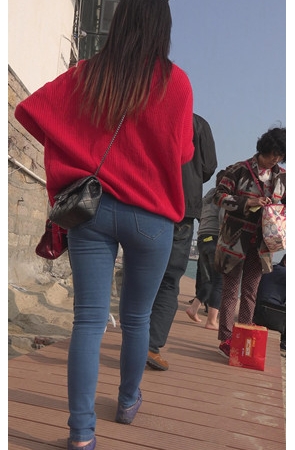 红衣牛仔裤妹子