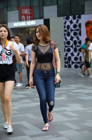 性感无暇的美女，好喜欢这肚脐