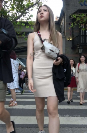 4K – 米色包臀裙美眉 [2.17 GB/MP4]