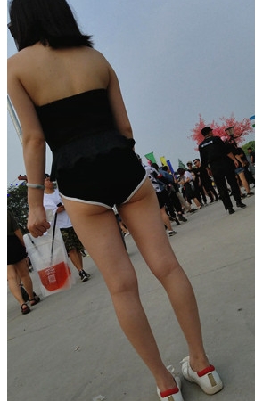 黑色小短裤月牙妹子