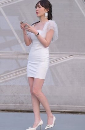漂亮的白色包臀裙小姐姐(77P)