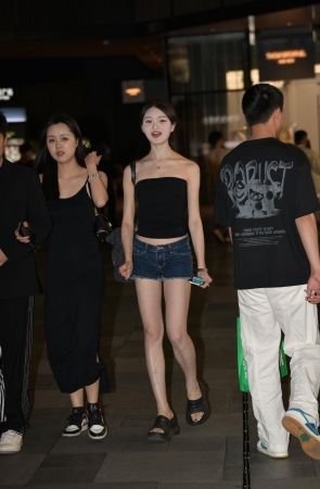 热裤大长腿性感女生