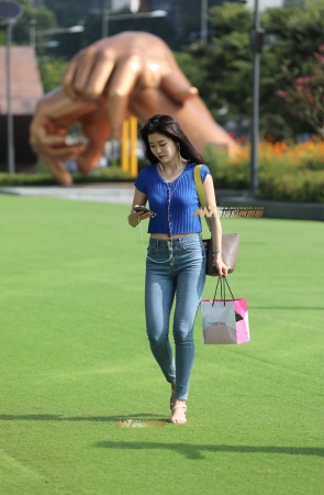 紧身牛仔裤少妇