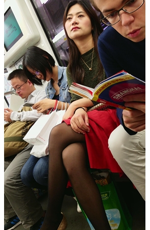 面对如此黑丝美少妇，小哥依然淡定看书