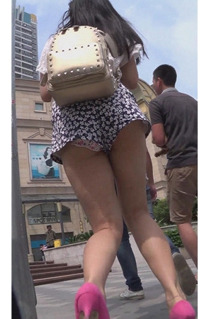 背着包包的花裤美女