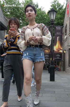 4K – 极品大长腿热裤短发美女 [1.44 GB/MP4]