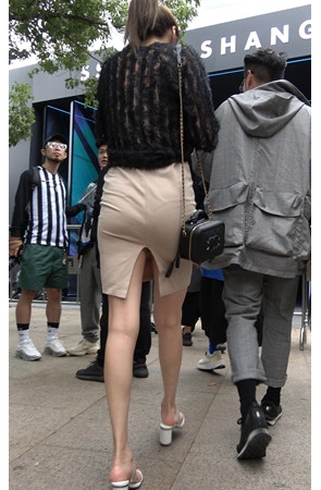 包臀开叉裙小姐姐