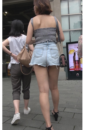 逛街的热裤妹子