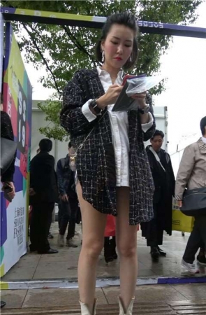 4K – 街拍美腿高雅气质街拍美女 [677 MB/MP4]