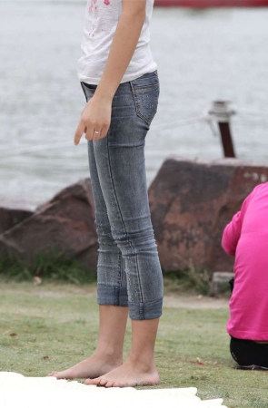 No86 年轻妈妈在忙碌中把玉足暴露了