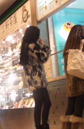 黑色紧身皮裤黑高跟气质美少妇