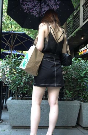 4K 黑色吊带牛仔裙街拍美腿美女
