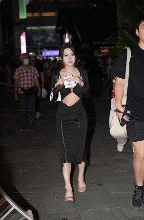 黑色长裙豪放美女