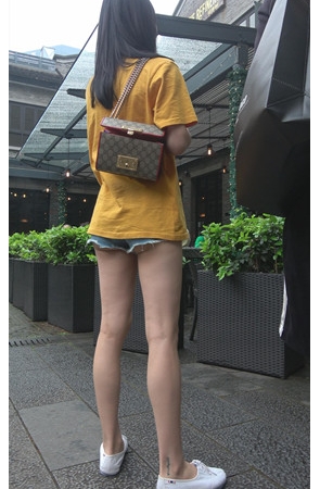 黄衣牛仔裤短裤月牙美女
