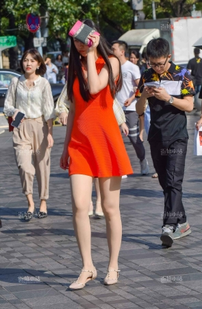 街拍橙色群丝袜长腿美女