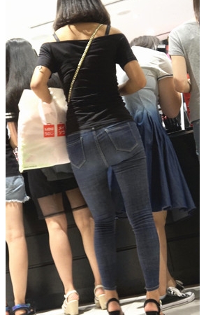 黑衣牛仔裤美女