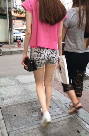 极品白皙大长腿紧绷短裤圆润翘臀长发美女