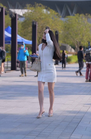 街拍白裙高跟美女