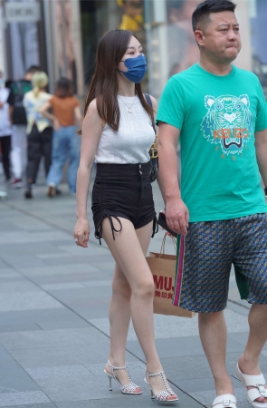 美腿短裤少妇
