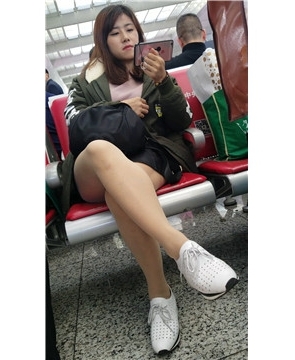 4k-高铁站候车室拍摄文静甜美小清新美腿女神姐姐。