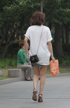 No411 凉鞋的细带挡不住这双精致美足的风采