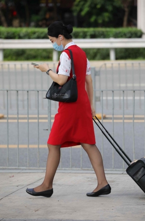 【街拍心灵】红街拍制服黑丝空姐上班去