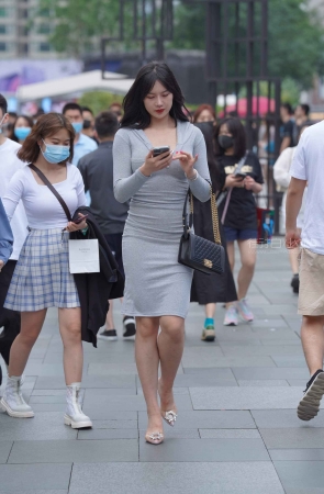 街拍灰色长裙美女