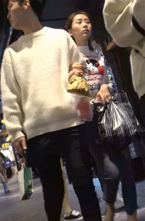 跟小男友逛商场的紧身蓝牛美眉