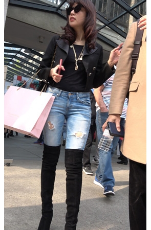 黑色高靴蓝牛仔