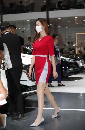 形象气质身材俱佳的汽车前台礼仪长tui肉 丝街拍高跟