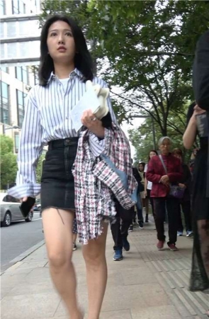 4K – 条纹衬衫短裙气质街拍高跟美女 [1.23 GB/MP4]