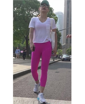 4k-街拍粉色运动裤苗条美女 [2.41 GB]