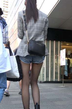 V43极品大长腿街拍黑丝热裤美女 [103 GB/4K]