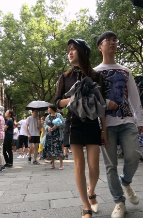 黑色蕾丝裙美女