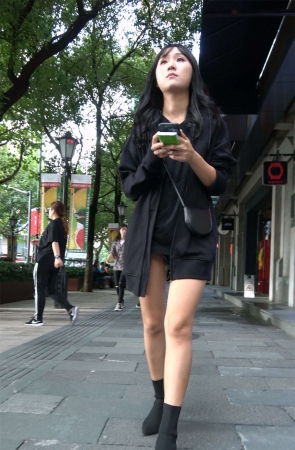 长靴黑色卫衣小美女