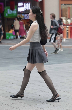 诱惑街拍黑丝短裙shaofu