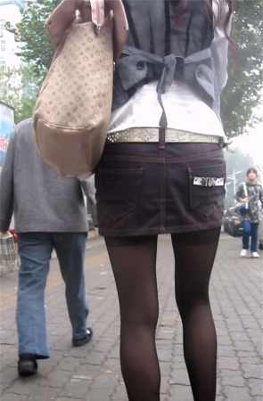 街边高技术正拍黑丝妹大腿
