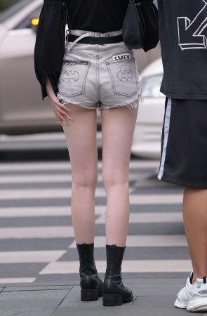 J219白皙美腿热裤美女