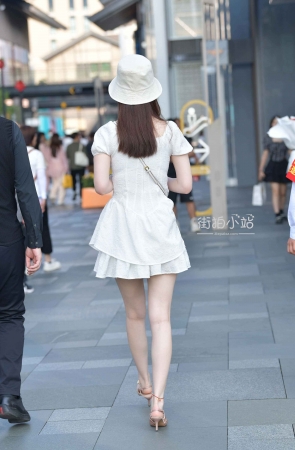 街拍白裙美腿美女