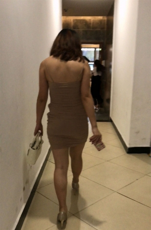 跟拍性感裹臀裙超棒身材高跟鞋美女