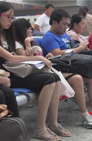 4k-车站人海茫茫，一眼就看见了这位勤奋的玉足美眉。