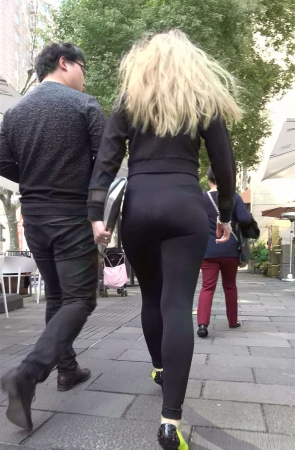 极品肉臀黑色弹力裤街拍高跟美女