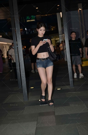 紧致的热裤美眉