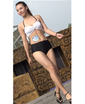 4k-性感长腿丰满比基尼泳装美女，笑容甜美。