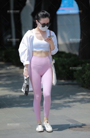 粉色瑜伽裤小姐姐